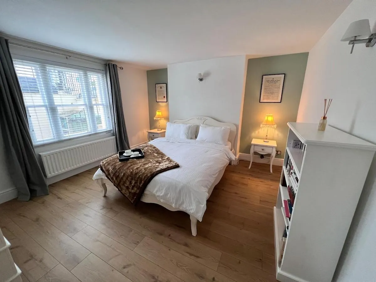 Beautiful Modern Central Flat Cheltenham Apartment