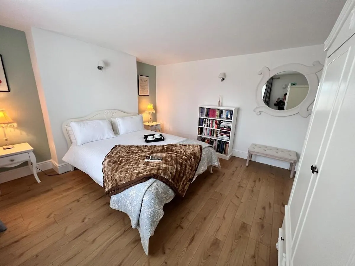 Beautiful Modern Central Flat Cheltenham