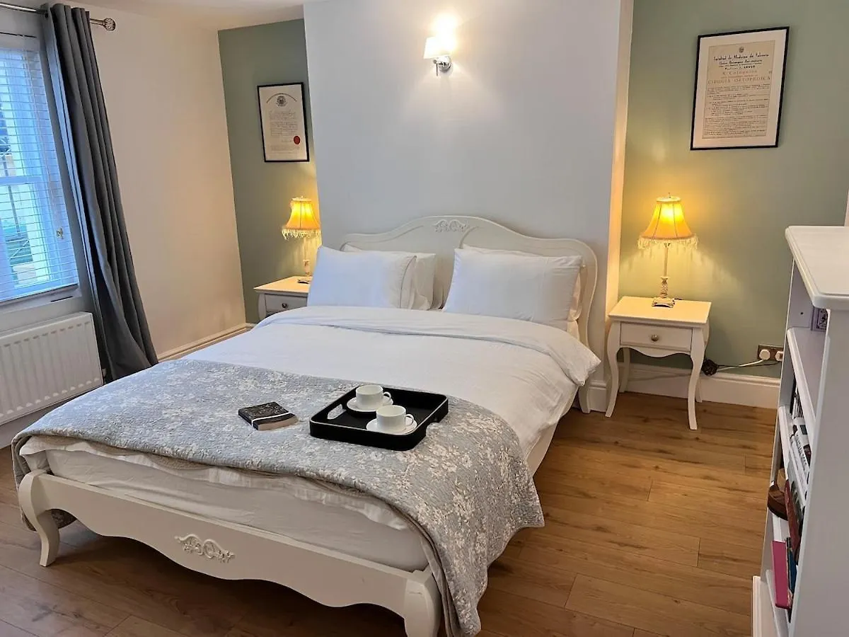 Beautiful Modern Central Flat Cheltenham